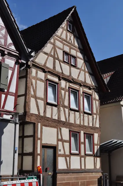 Das Fachwerkhaus daneben ist nicht so aufwendig gestaltet. Aber nach einer Sanierung würde es bestimmt auch wieder sehr schön aussehen. | Foto: Daniela Somers