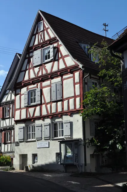 Ehemals Schusterwerkstatt, dann Buchhandlung. Heute ist in dem schönen Fachwerkhaus der Oechsle-Treff beheimatet. Und hier war auch der Treffpunkt zur Flägga-Führung. | Foto: Daniela Somers