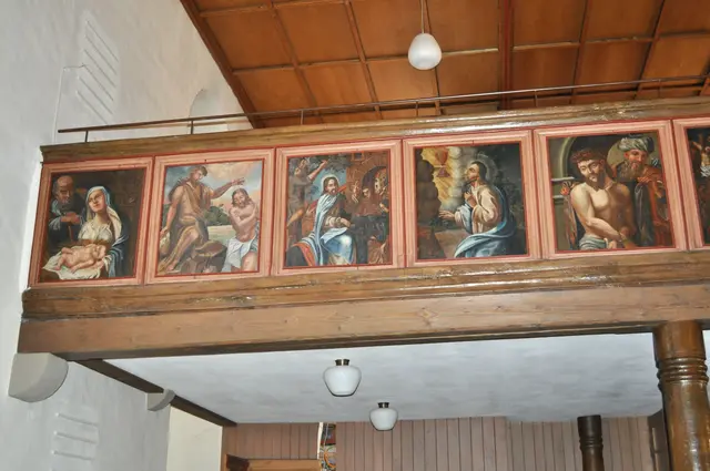 Bilder an der Empore sind der einzige Schmuck in der Kirche. | Foto: Daniela Somers
