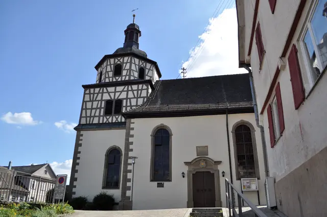 Die Dorfkirche St. Gallus oder auch „Flägga-Kirch“ genannt. Sie entstand im Jahr 1739. Auch zuvor war dort schon eine Kapelle gestanden. Die Kirche diente dem einfachen Volk. Denn nur die höhergestellten und die Stiftsdamen durften in die Stiftskirche. Sie wurde dem dem hl. Gallus geweiht, einem irischen Mönch aus dem 7. Jahrhundert. Sie steht in direkter Nachbarschaft zur Stiftskirche.
 | Foto: Daniela Somers