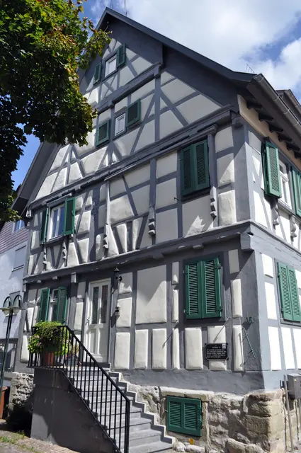 Fachwerkhaus aus dem Jahr 1726. Der Inhaber war Schultheiß und Küfermeister. Initialen des Inhabers und des Zimmermanns, sowie die Berufszeichen sind am Haus zu sehen.  | Foto: Daniela Somers
