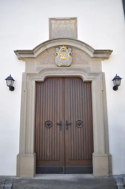 Eingangsportal der Dorfkirche. Heutzutage wird die Dorfkirche in den Wintermonaten genutzt. Denn sie ist leichter zu beheizen. In den Sommermonaten wird die Stiftskirche genutzt. | Foto: Daniela Somers