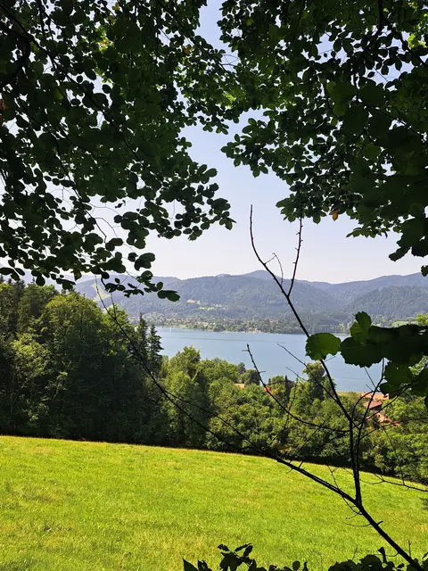 Blick auf den Tegernsee und nach Bad Wiessee. | Foto: Isolde Reitz