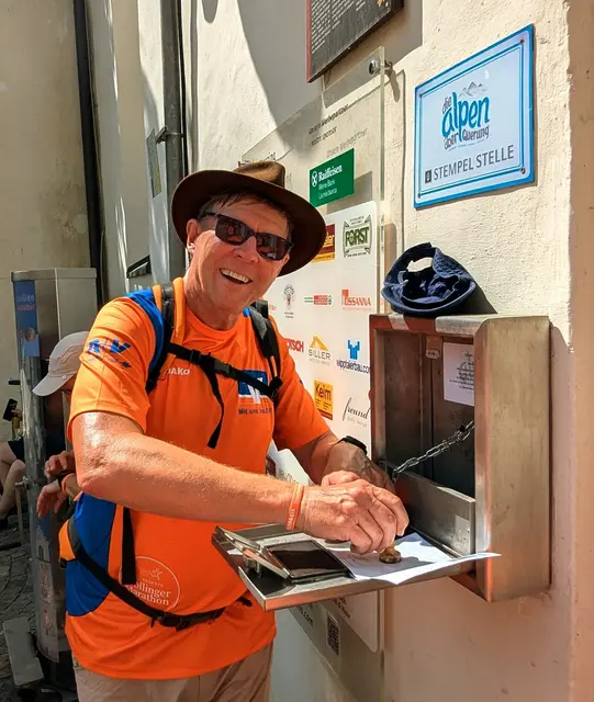 Letzte Stempelstelle, danach holten wir unsere Urkunde der erfolgreichen Alpenüberquerung ab! | Foto: Isolde Reitz