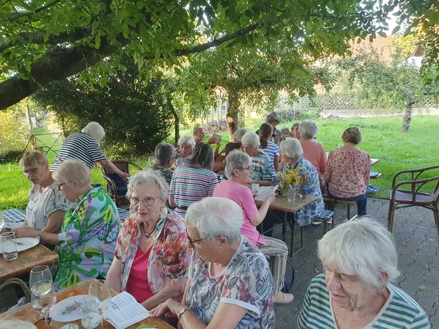 Gemeinschaft unterm Walnussbaum | Foto: Christa Wagenhals