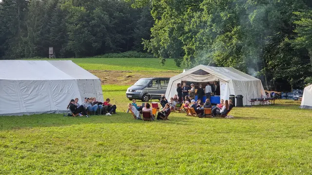 Fast wie Kino, nur ohne Popcorn: Publikum beim Aufstellen von Kreuz und Banner | Foto: Zeltlager EmK Marbach