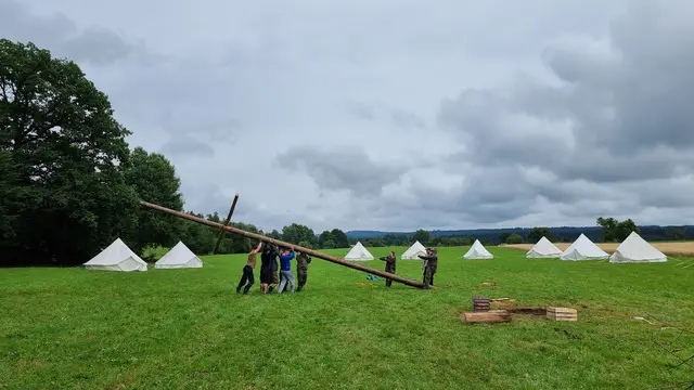 Viel Muskelkraft am Nachmittag beim Aufstellen des Kreuzes... | Foto: Zeltlager EmK Marbach