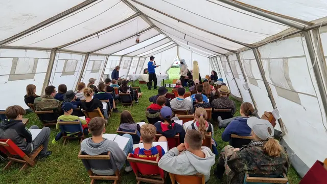 Gottesdienst im Gemeinschaftszelt. Ganz vorne mit dabei: unsere vier Schnupperkinder | Foto: Zeltlager EmK Marbach