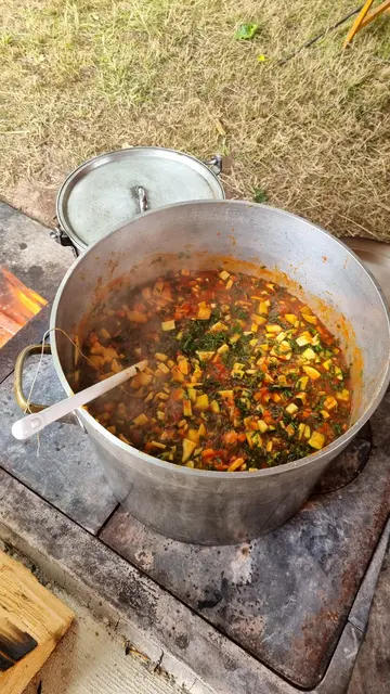 Große Portion Eintopf auf der Kochstelle | Foto: Zeltlager EmK Marbach