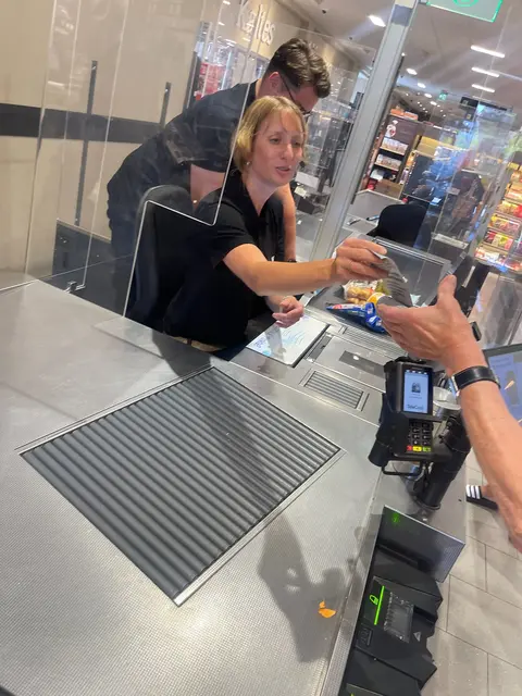 Isabell Huber MdL an der Kasse bei Edeka Ueltzhöfer | Foto: Isabell Huber MdL