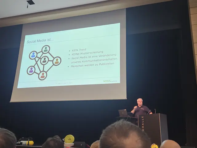 Markus Medinger stellte anhand von einsatzbezogenen Beispielen, Arbeitsweisen und Tools die Arbeit eines VOST (Virtual Operations Support Team) vor | Foto: Simon Ebert