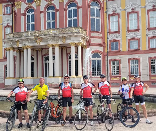 Radsportler vom SV Leingarten vor dem Barockschloss in Bruchsal | Foto: Urheberbild von Willi Frasch