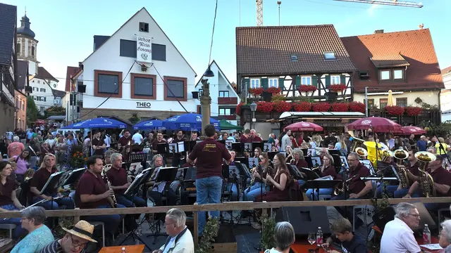 Der Musikverein Binswangen montagabends auf dem Marktplatz | Foto: Bild: Rabea Masse