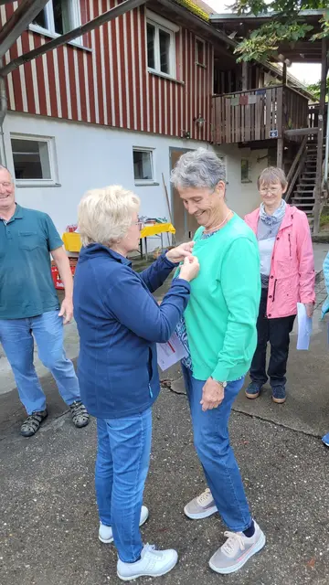 Gar nicht so einfach, die Ehrennadel anzubringen | Foto: Harald Specht
