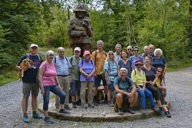 Gruppenbild unter dem Denkmal für den Stadtförster Bürkle. Man beachte den Herrn ganz links. Mit Hündchen Tilda im Arm ähnelt er doch sehr dem Denkmal. 🤣. Leider fehlen 3 Teilnehmerinnen auf dem Bild. | Foto: Michael Harmsen