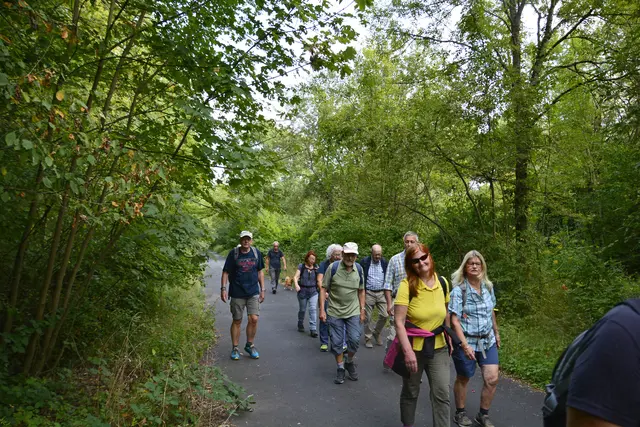 Wanderfüher Helmut Braun hat heute eine ziemlich sportliche Tour für uns geplant. Noch sind alle fit. | Foto: Michael Harmsen