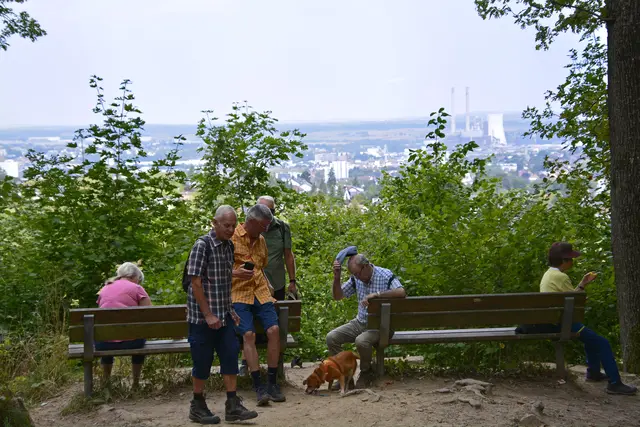 Jetzt sind schon alle etwas müde, das schwüle Wetter macht zu schaffen. Der schöne Blick auf Heilbronn wird zur Nebensache. | Foto: Michael Harmsen