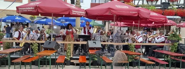 Die Mühlwiesen Musikanten sonntags auf dem Marktplatz | Foto: MVB-Archiv