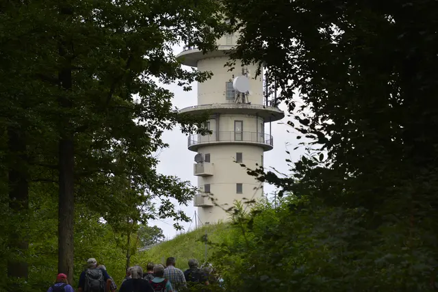 Der Fernmeldeturm auf dem Schweinsberg kommt in Sicht. | Foto: Michael Harmsen