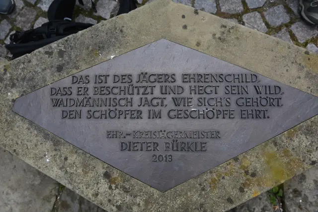 Gedenktafel für den Kreisjägermeister Dieter Bürkle. | Foto: Michael Harmsen