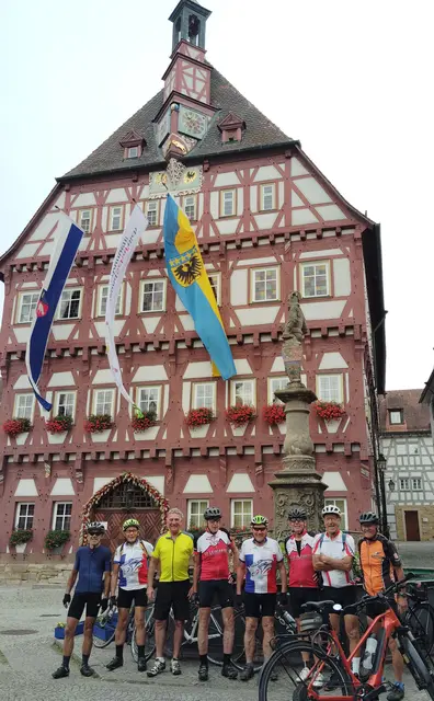 Rennradgruppe 60+ Racer vom SV Leingarten vor dem Rathaus von Markgröningen | Foto: Urheberbild von Willi Frasch