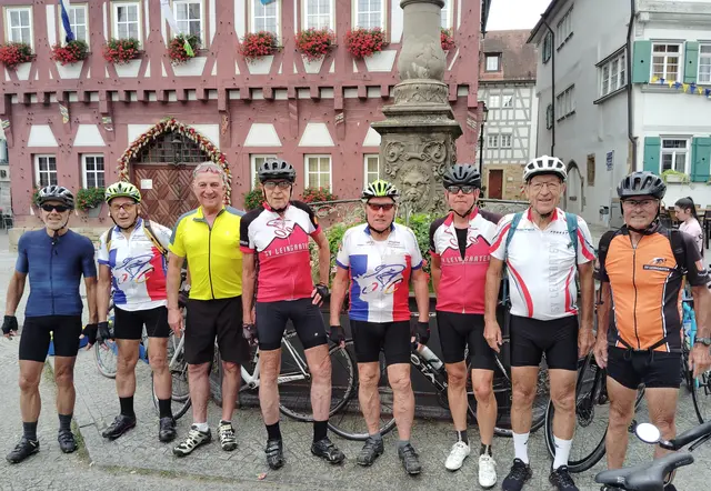 Rennradgruppe vom SV Leingareten vor dem Stadtbrunnen von Markgröningen | Foto: Urheberbild von Willi Frasch
