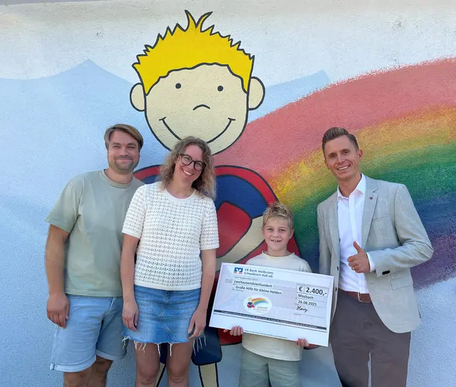 Bild: von links: Andre, Vanessa und Henry Lutz, Stiftungsgeschäftsführer Jonas Banar  | Foto: Quelle: Stiftung