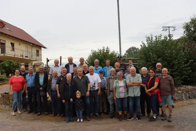 Wandergruppe im Aussiedlerhof | Foto: Marga Specht