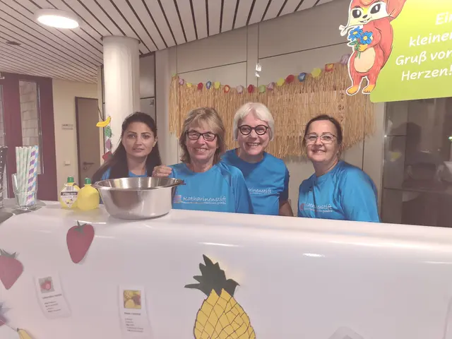 Frau Slobdanca Fiel, Frau Conny Nowak, Frau Dana Merkt und Frau Carmen Negot schmießen mit den Auszubildenden aus der Pflege den Smoothi Stand. Ein voller Erfolg. (Von links nach rechts) | Foto: Claudia Jäger