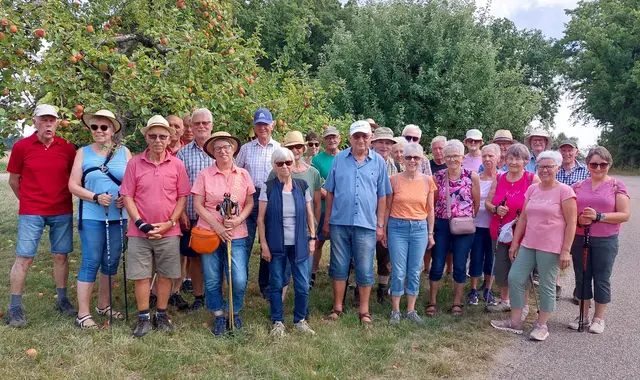 Gruppenfoto vor den Streuobstwiesen  | Foto: Elfriede Baier 