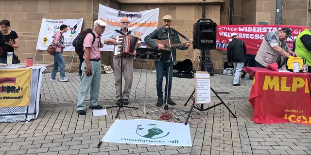 Engagierte Lied- und Redebeiträge trugen zum Erfolg der Antikriegstags-Kundgebung auf dem Kiliansplatz bei. Neben vielen Einzelpersonen waren die MLPD, der Jugendverband REBELL, die überparteiliche Hilfsorganisation SI, die Umweltgewerkschaft und der Frauenverband Courage aktiv.  | Foto: MLPD