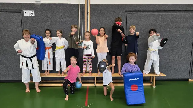 Simone Vollweiler mit den Teilnehmern beim Karatetraining im Rahmen des Ferienspektakels in Eppingen | Foto: Karateverein Eppingen