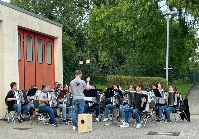 Akkordeonorchester des Spiel- und Singkreis Gaisbach am Platzkonzert vor der alten Schule
 | Foto: Spiel- und Singkreis Gaisbach