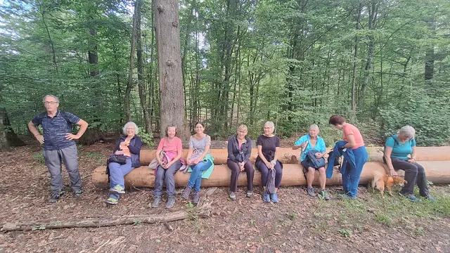 Da sitzen sie die Wandergrazien   | Foto: Monika aBreusch