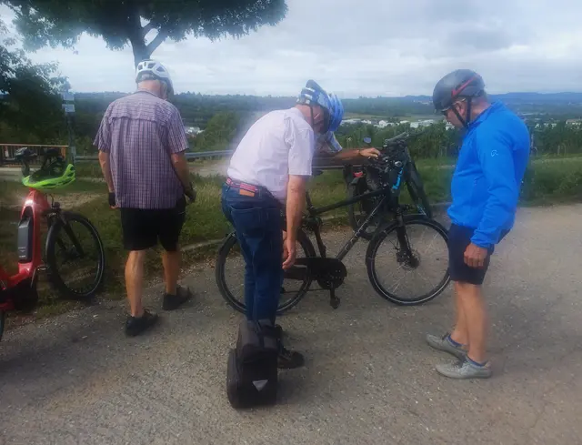 die einen kümmerten sich um ein Rad die anderen genossen die Aussichten kurz vor Gemmrigheim | Foto: E. Rosendorf