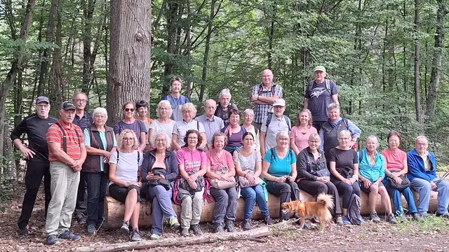 Die Gäste können nicht nur ordentlich Wandern, sondern auch ordentlich Sitzen fürs Gruppenfoto | Foto: Monika Breusch