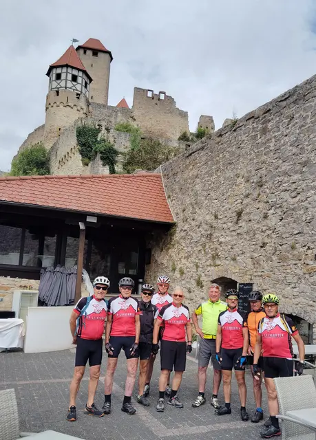 Radsportler vom SV Leingarten auf der Terrasse von Burg Hornberg | Foto: Urheberbild von Willi Frasch