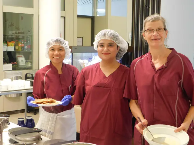 Frau maritas Frank, Frau Rabia Iqbal und Frau Claudia Heyd beim Waffelbacken im Katharinenstift | Foto: Claudia Jäger