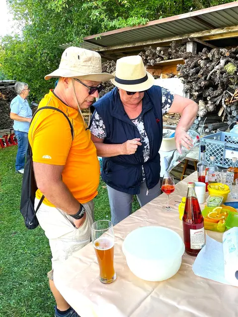 Unsere Cocktail Expertin beim experimentieren! | Foto: Isolde Reitz