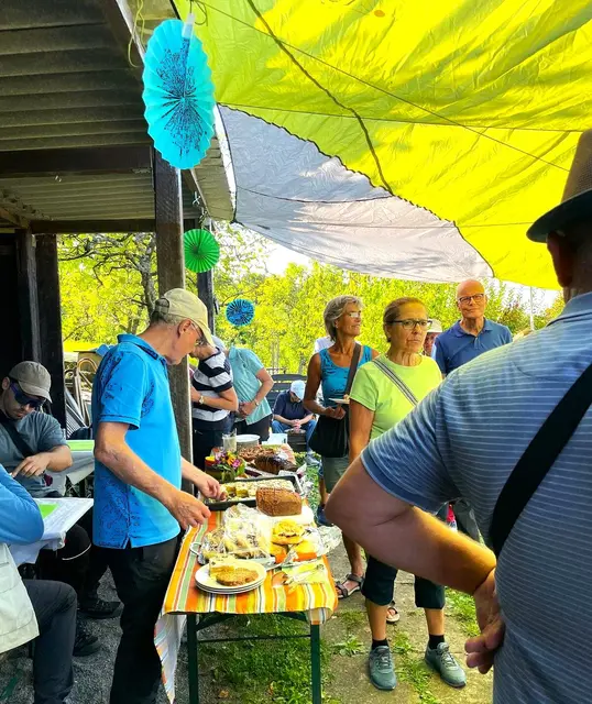 Die Entscheidung beim Kuchenbuffet fällt schwer! | Foto: Isolde Reitz