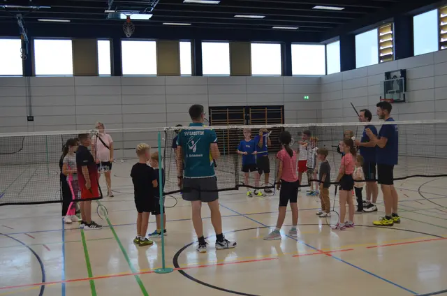 die Jugendlichen erfahren viel über die Sportart Badminton | Foto: E. Rosendorf