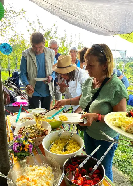 Was für ein tolles und großes Salatbuffet! | Foto: Isolde Reitz