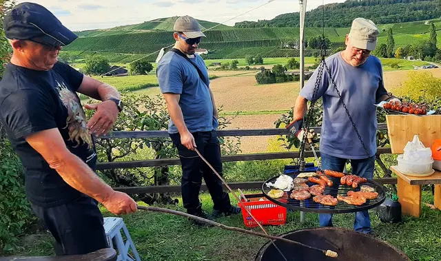 Der Grillmeister ist am Werk. | Foto: Isolde Reitz