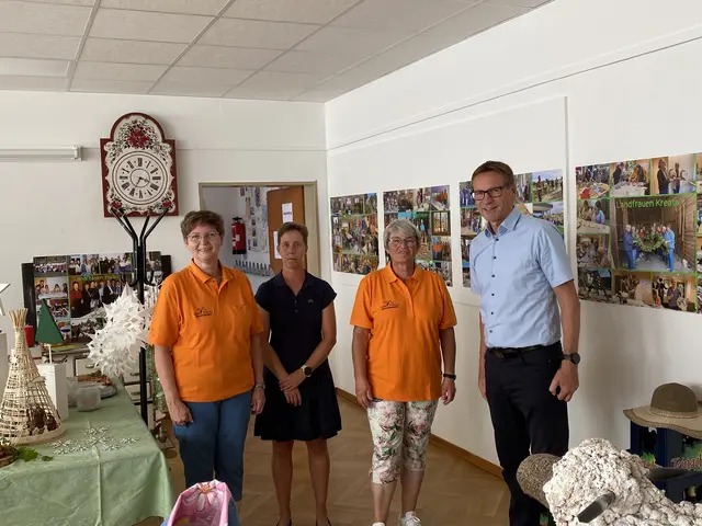 Bürgermeister Thomas Csaszar, Heidi Brose-Schilling und Petra Eppler von den Landfrauen und Schulleiterin Angelika Mertens  | Foto: Landfrauen