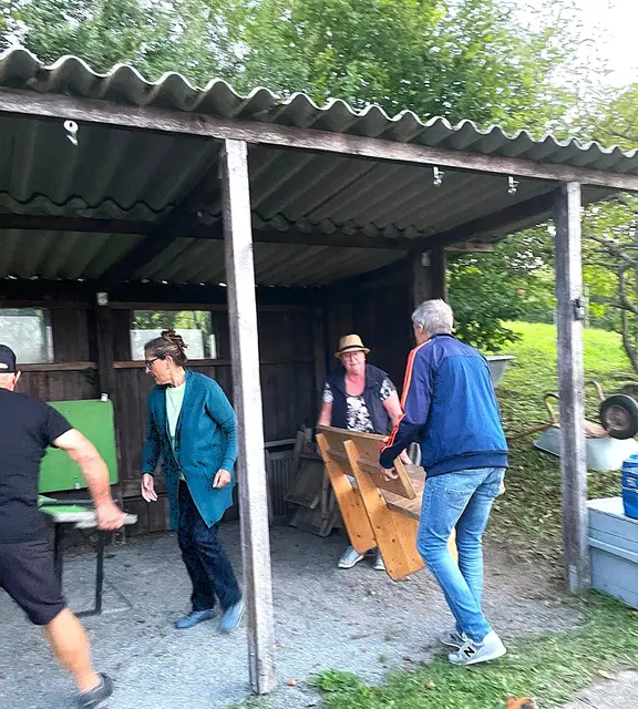 Beim Aufbruch packten alle mit an, und ruck zuck stand alles wieder an Ort und Stelle. | Foto: Isolde Reitz