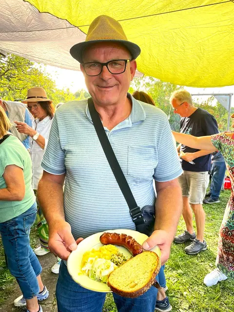 Der erste hat seine Grillwurst bekommen! | Foto: Isolde Reitz