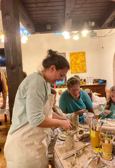 Jule Frisch und Doris Drescher mit Spaß bei der Arbeit. | Foto: AWO