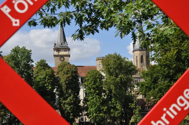 Das Schloss, dahinter die Türme der Stiftskirche. | Foto: Daniela Somers