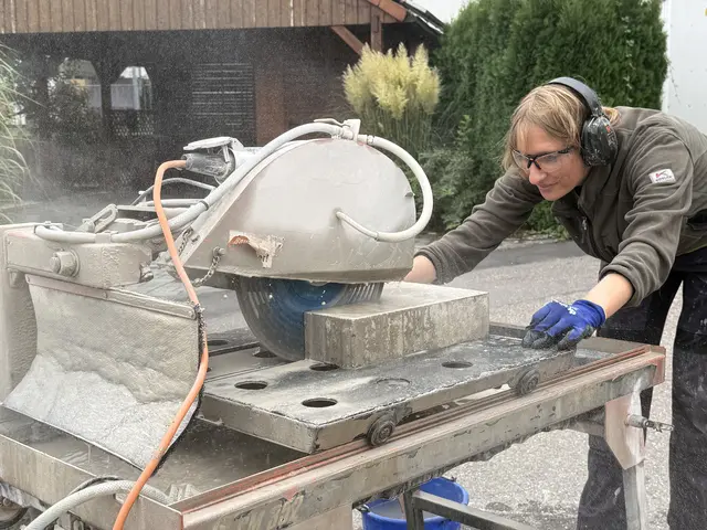 Isabell Huber an der Steinsäge | Foto: Isabell Huber MdL