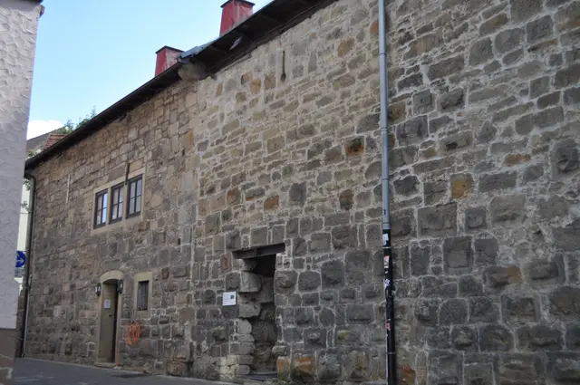 Auch Teile der alten Stadtmauer mit Wehrgang sind noch zu sehen. | Foto: Daniela Somers